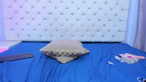 Snapshot of antonella_hotkiss chatting on 12-21-24, 06:41 Antonella online show from 12-21-24, 06:41