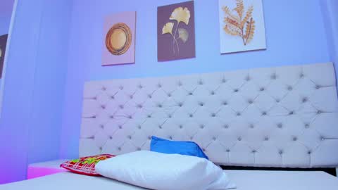 Snapshot of antonella_hotkiss chatting on 01-28-25, 04:18 Antonella online show from 01-28-25, 04:18