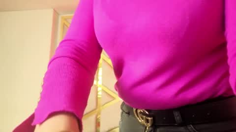 Snapshot of antonella_santorini chatting on 05-25-26, 06:47 online show from 05-25-26, 06:47
