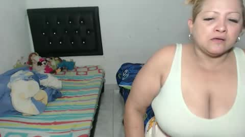 Snapshot of antonella_y_tayrone chatting on 04-26-26, 07:06 antonella_y_tayrone online show from 04-26-26, 07:06