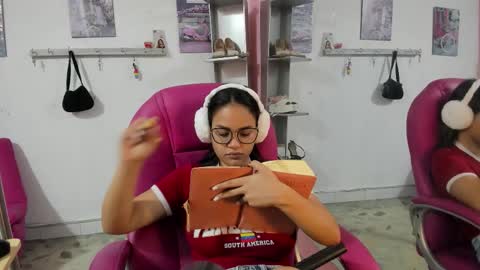 Snapshot of antonellakling_ chatting on 03-16-26, 11:47 ANTONELLA online show from 03-16-26, 11:47