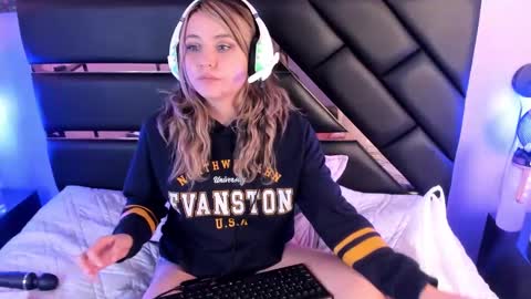 Snapshot of antonellalove_ chatting on 12-17-24, 11:16 My name is Andrea thumb up me please its important online show from 12-17-24, 11:16