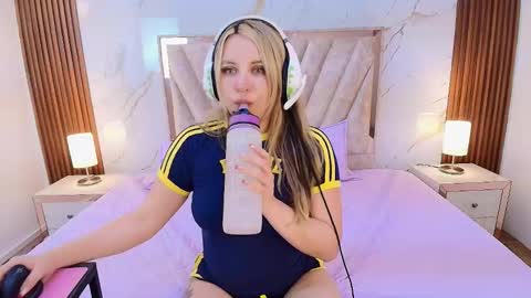 Snapshot of antonellalove_ chatting on 01-05-26, 10:24 My name is Andrea thumb up me please its important online show from 01-05-26, 10:24