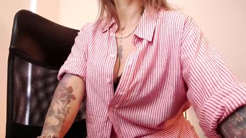 Snapshot of antoniavillamizar chatting on 01-21-25, 01:54 Anto online show from 01-21-25, 01:54