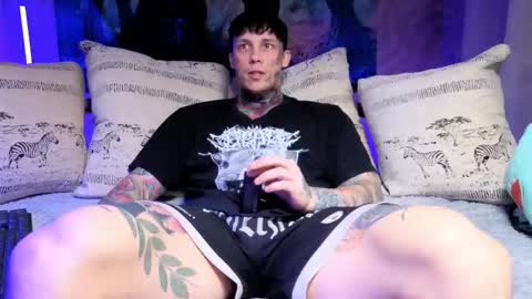 Snapshot of anubisgod88 chatting on 12-14-25, 06:19 Tom online show from 12-14-25, 06:19