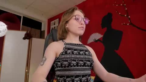 Snapshot of aphexqueen chatting on 02-18-25, 12:17 APHEX QUEEN online show from 02-18-25, 12:17