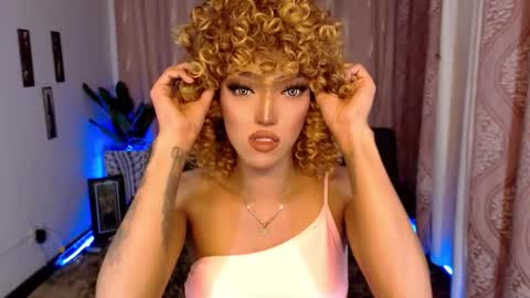 Snapshot of aphrodite_may chatting on 09-14-25, 07:13 kathryn online show from 09-14-25, 07:13