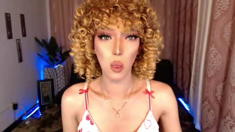 Snapshot of aphrodite_may chatting on 09-18-25, 07:38 kathryn online show from 09-18-25, 07:38