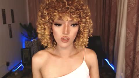 Snapshot of aphrodite_may chatting on 09-19-25, 10:21 kathryn online show from 09-19-25, 10:21