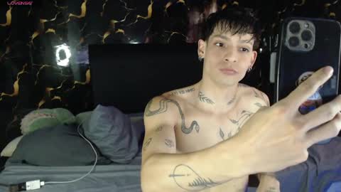 Snapshot of apolo01_ chatting on 05-17-26, 09:33 Apolo online show from 05-17-26, 09:33