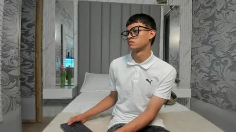 Snapshot of apolo_jonnes chatting on 05-21-26, 02:40 online show from 05-21-26, 02:40
