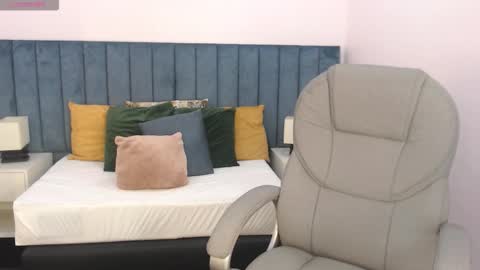 Snapshot of april__bunny chatting on 12-17-25, 08:04 April Bunny online show from 12-17-25, 08:04