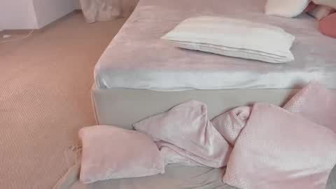 Snapshot of aprilhadid chatting on 11-19-25, 07:03 Laura online show from 11-19-25, 07:03