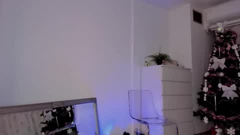 Snapshot of aprilhadid chatting on 11-27-25, 06:43 Laura online show from 11-27-25, 06:43