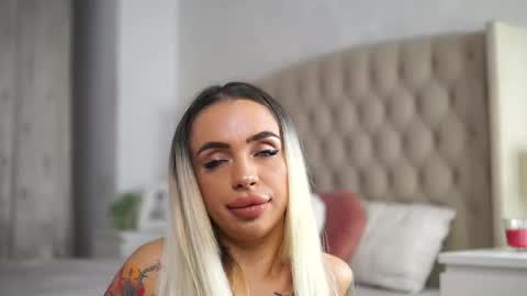 Snapshot of aprilhadid chatting on 11-28-25, 06:43 Laura online show from 11-28-25, 06:43