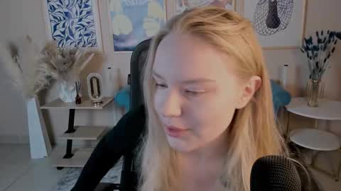 Snapshot of aprilserenity chatting on 09-30-25, 01:43 April. All year round.  online show from 09-30-25, 01:43