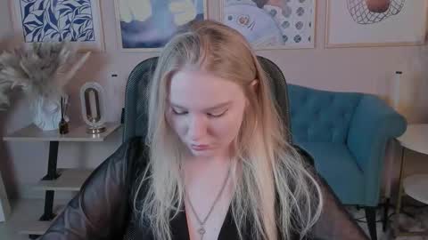 Snapshot of aprilserenity chatting on 10-06-25, 10:29 April. All year round.  online show from 10-06-25, 10:29