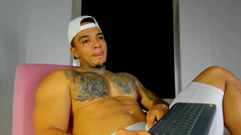 Snapshot of aquiles_elpapi chatting on 10-09-25, 02:31 AquilesElpapi online show from 10-09-25, 02:31