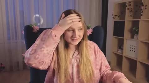 Snapshot of aracelieovaldi chatting on 12-14-25, 04:18 Valentina online show from 12-14-25, 04:18