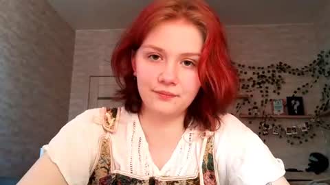 Snapshot of aracelisisofo chatting on 06-17-26, 11:34 Sarah online show from 06-17-26, 11:34