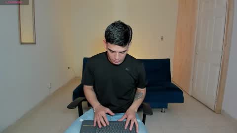 Snapshot of ares_johnsonn chatting on 10-01-25, 12:38 Ares online show from 10-01-25, 12:38