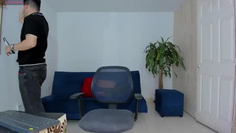 Snapshot of ares_johnsonn chatting on 10-22-25, 01:44 Ares online show from 10-22-25, 01:44