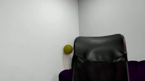 Snapshot of arescolt chatting on 11-18-25, 02:43 MATTHEW online show from 11-18-25, 02:43