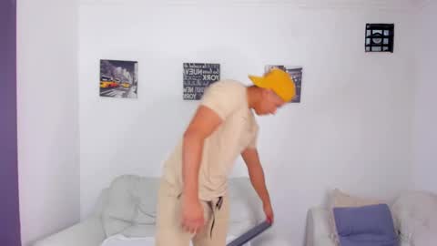 Snapshot of areslevi chatting on 10-16-25, 06:42 ares levi online show from 10-16-25, 06:42