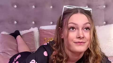 Snapshot of ari3el chatting on 12-19-25, 08:27 Ariel online show from 12-19-25, 08:27