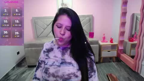 Snapshot of aria_ch1 chatting on 12-16-25, 11:43 Aria online show from 12-16-25, 11:43