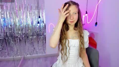 Snapshot of ariana_kin chatting on 12-16-25, 02:33 Ariana online show from 12-16-25, 02:33