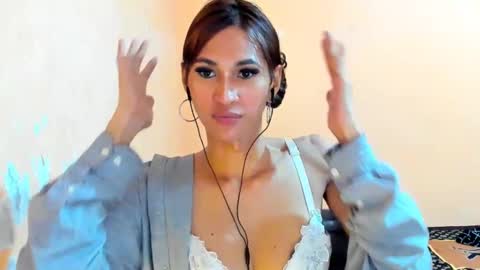 Snapshot of ariba_aribats chatting on 12-21-24, 07:13 VAL online show from 12-21-24, 07:13