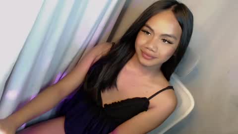 Snapshot of arilovesu chatting on 06-19-26, 11:25 hi follow me its ARI online show from 06-19-26, 11:25