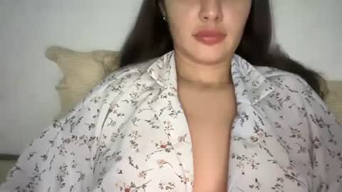 Snapshot of arivelle chatting on 11-20-25, 07:35 arivelle online show from 11-20-25, 07:35