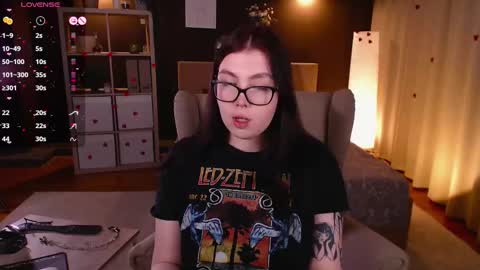 Snapshot of arizonaa_muse chatting on 02-21-25, 12:27 Astrid online show from 02-21-25, 12:27