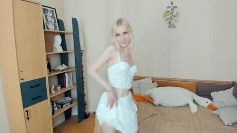Snapshot of arlavitullo chatting on 06-08-26, 08:37 Emily online show from 06-08-26, 08:37