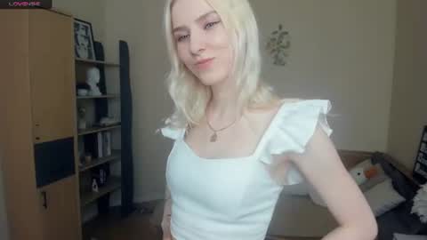 Snapshot of arlavitullo chatting on 07-17-26, 06:53 Emily online show from 07-17-26, 06:53