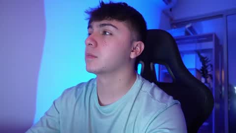 Snapshot of aron__cooper chatting on 06-22-26, 01:40 aron__cooper online show from 06-22-26, 01:40