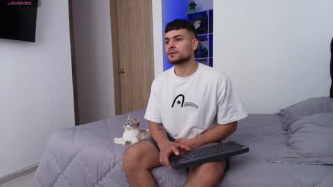 Snapshot of aron_santoro1 chatting on 03-09-26, 03:05 Aron Santoro online show from 03-09-26, 03:05