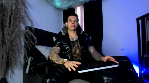 Snapshot of arondark chatting on 05-12-26, 12:35 DarkMaster online show from 05-12-26, 12:35