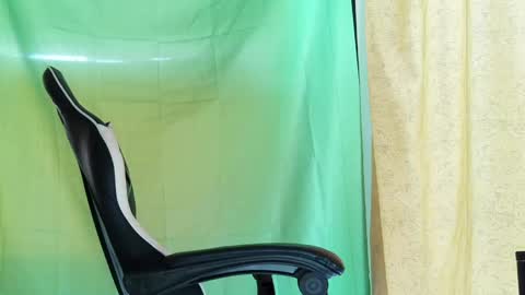 Snapshot of aronmiller404 chatting on 05-18-26, 01:06 aronmiller online show from 05-18-26, 01:06