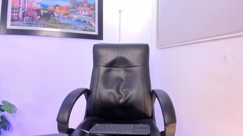 Snapshot of aroon_connor chatting on 01-05-25, 12:09   online show from 01-05-25, 12:09