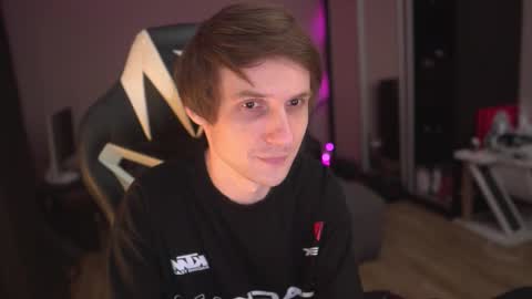 Snapshot of art_hunter chatting on 12-14-25, 11:53 Alex online show from 12-14-25, 11:53