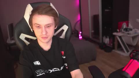 Snapshot of art_hunter chatting on 12-15-25, 08:46 Alex online show from 12-15-25, 08:46