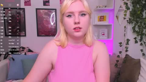 Snapshot of art_lovee chatting on 09-18-25, 01:40 Lea online show from 09-18-25, 01:40
