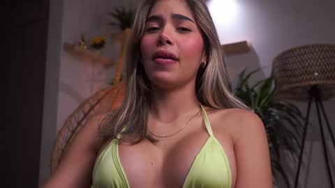 Snapshot of artemia_ chatting on 12-12-24, 02:04 Amanda online show from 12-12-24, 02:04