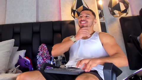 Snapshot of arthurlam chatting on 12-11-24, 10:38 Arthur online show from 12-11-24, 10:38