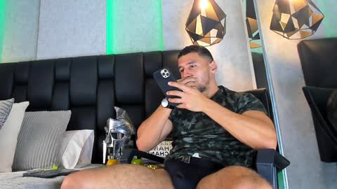 Snapshot of arthurlam chatting on 01-08-25, 01:32 Arthur online show from 01-08-25, 01:32