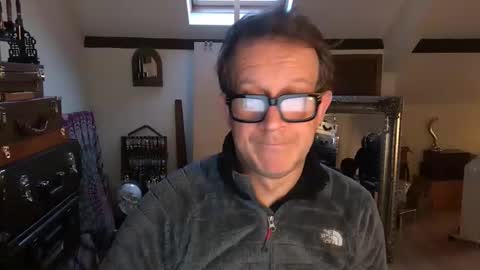 Snapshot of artisterotic chatting on 11-19-25, 08:36 artisterotic online show from 11-19-25, 08:36