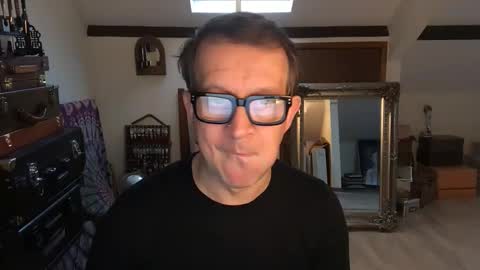 Snapshot of artisterotic chatting on 12-15-25, 11:14 artisterotic online show from 12-15-25, 11:14